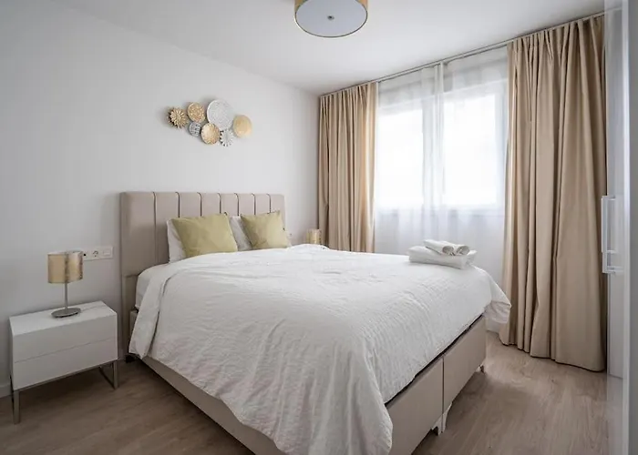 Beautiful Rooftop Pool 3bed شقة *